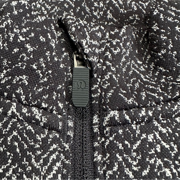 Lululemon Rest Less Cropped 1/2 Zip Size 8
Herringbone Fade Black / White - Picture 6 of 8